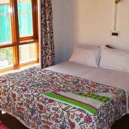 Hayat Hotel Pahalgām Exteriör bild